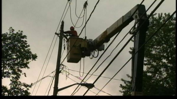 Tree knocks out power in Dundas