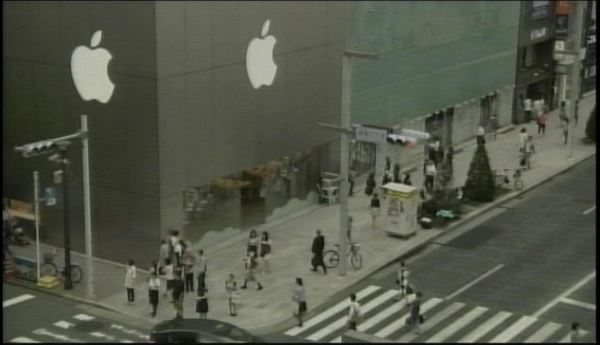 Lineups for iPhone in Japan