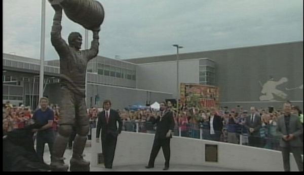 Gretzky statues vandalized