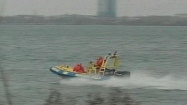 Niagara Falls fire department Zodiak searches Niagara River near Chippawa for kayaker; December 5, 2013