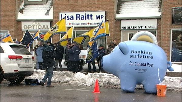 Protesters outside federal labour minister Lisa Raitt's Milton constituency office, December 18, 2013