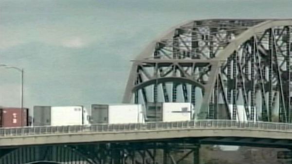 Trucks waiting to cross the Peace Bridge (file)