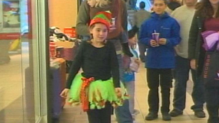 A little girl with Christmas shoppers (archive)