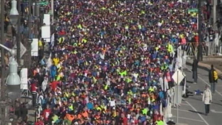 Thousands of runners take part in Around the Bay