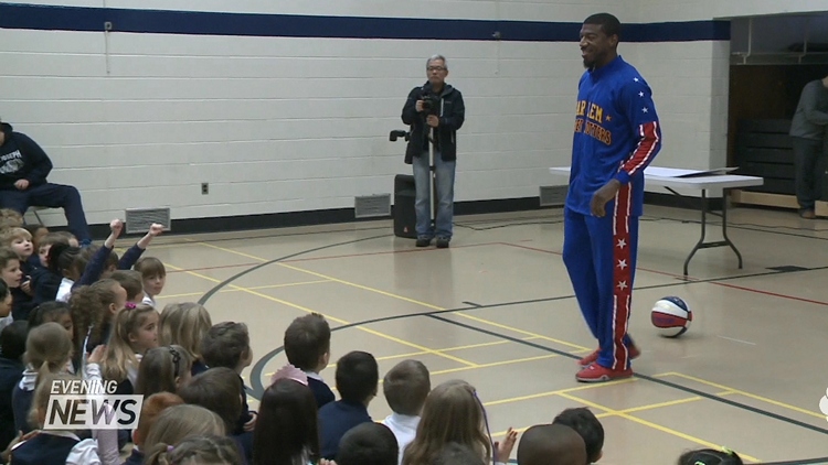 Students talk nutrition with a Harlem Globetrotter