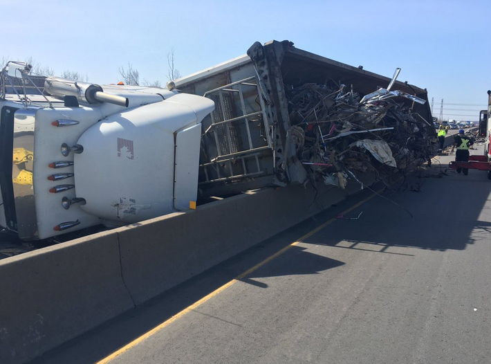 Tractor trailer rollover on 401 in Milton