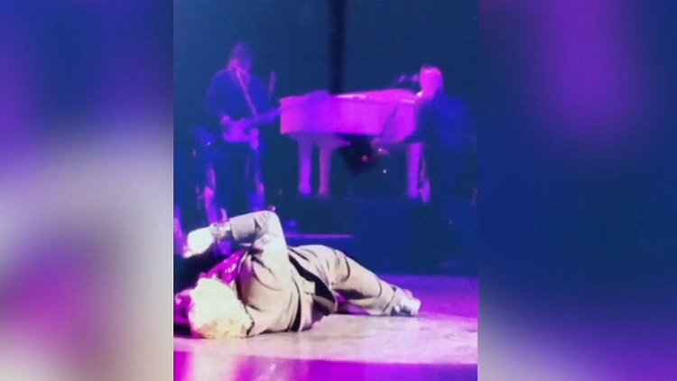 Meat Loaf collapses on stage