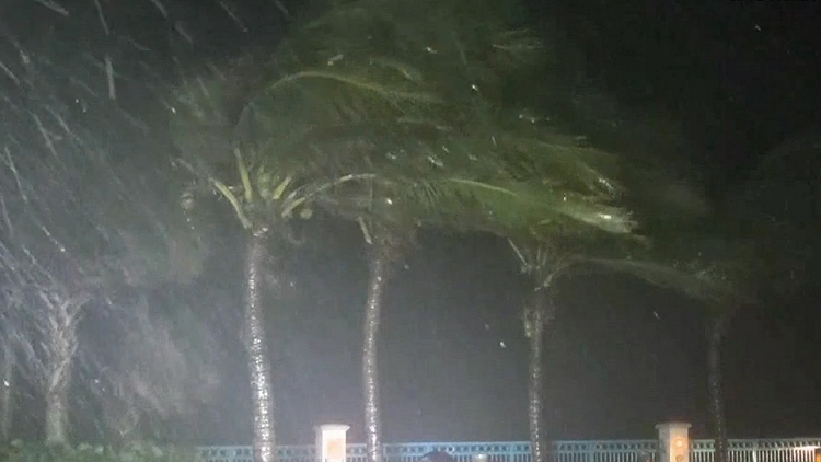 Hurricane Matthew knocks out power to 600,000 homes in Florida
