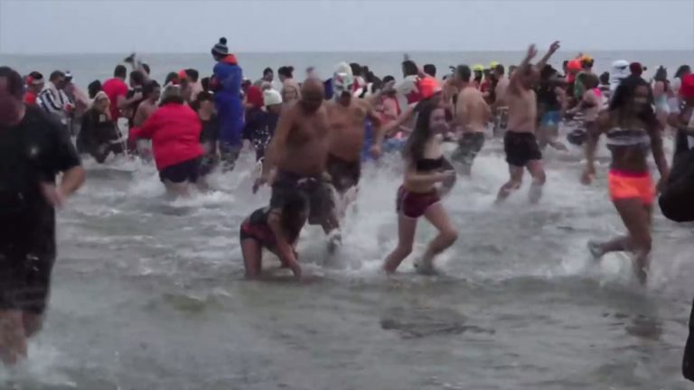 Hundreds of people prep for annual Polar Bear Dip in Ontario lakes