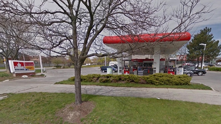 Early morning robbery at Oakville gas station