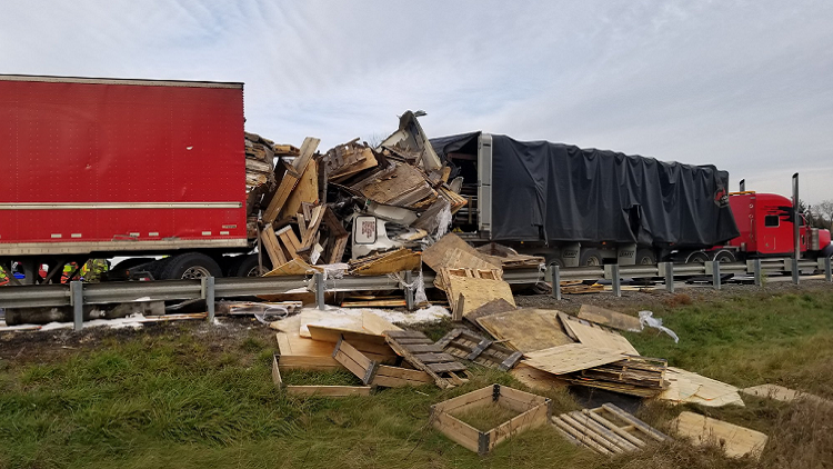 One person killed in multi-vehicle collision on Hwy. 401