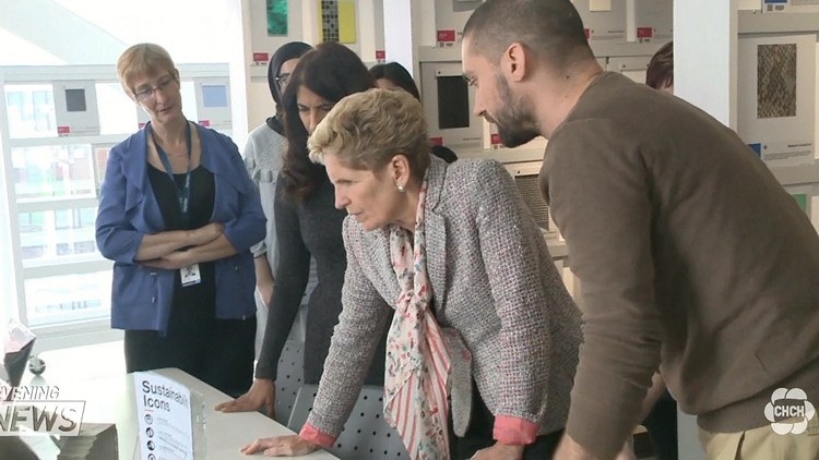 Kathleen Wynne make a campaign style swing through Sheridan College