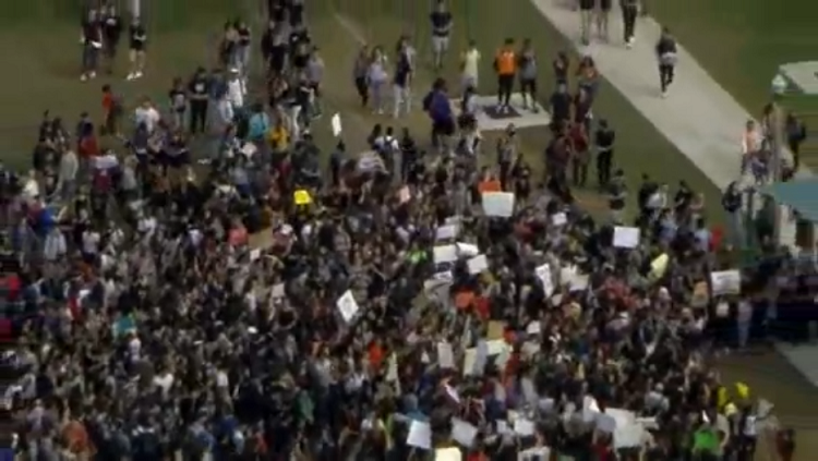 Florida students confront lawmakers on gun control