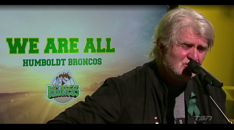 Tom Cochrane honours Humboldt Broncos