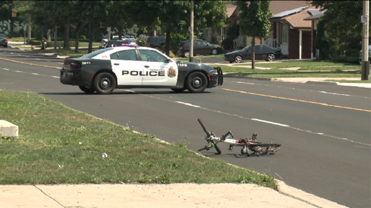 Police investigate after cyclist struck on Hamilton Mountain