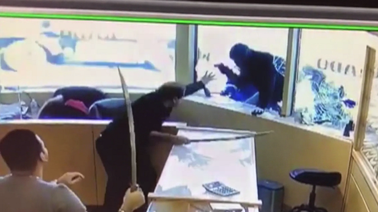 WATCH: Jewelry store clerks use swords to fend off thieves