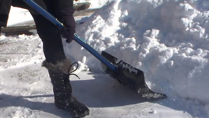 These 6 easy tips will help keep you safe when shovelling snow