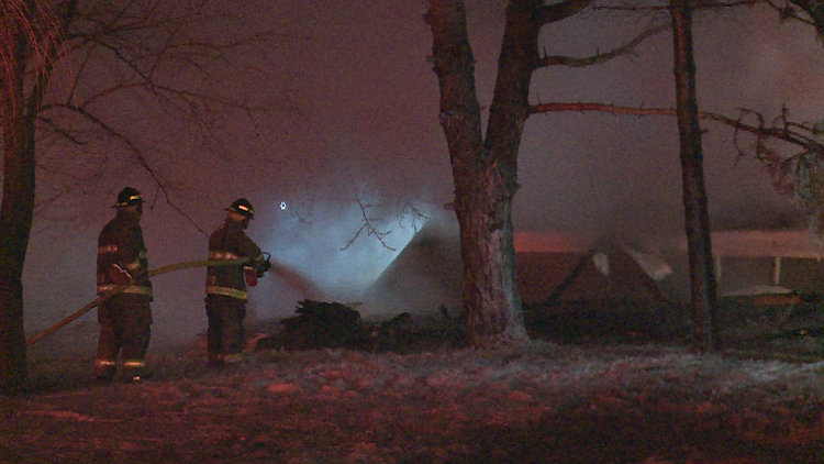 Overnight fire destroys West Lincoln home