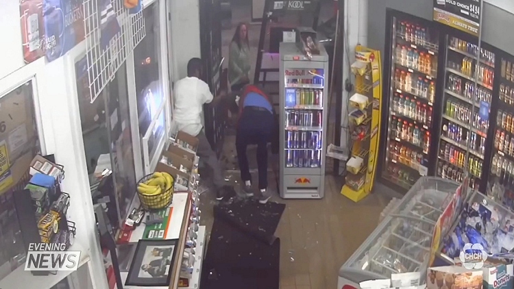 Robbery turns into knife fight