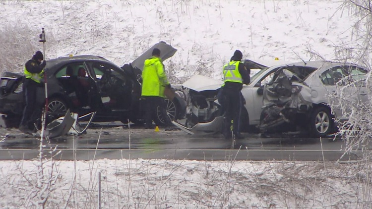 One dead, 5 injured in multi-vehicle crash on 403 in Mississauga