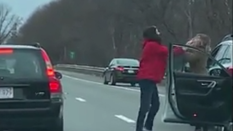 2 drivers fight on Massachusetts highway, police investigate