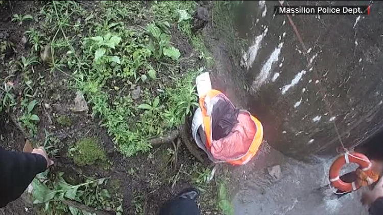 Ohio cop rescues 6 teens from storm drain