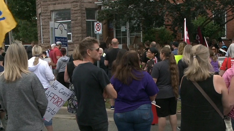Hundreds rally in support of Brant Family and Children’s services