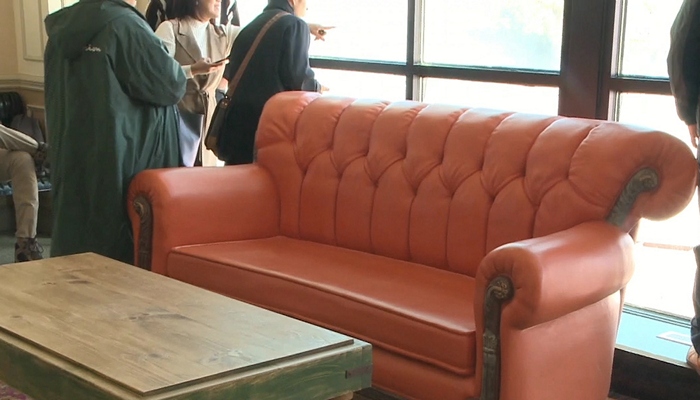 Iconic couch from “Friends” was on display in Niagara Falls