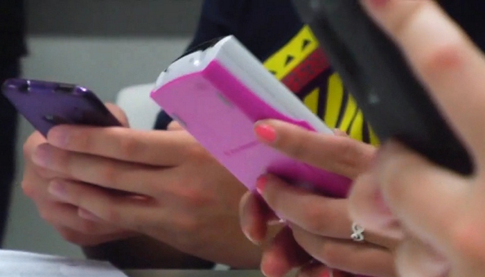 Cellphones banned in Ontario classrooms
