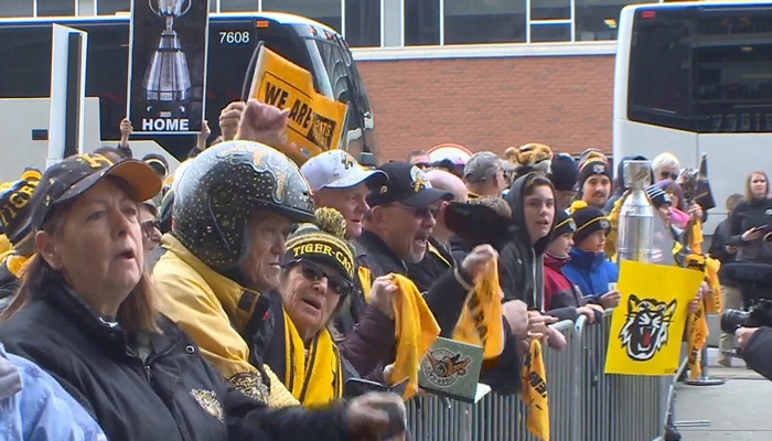 Tiger-Cats get an enthusiastic sendoff as they head off to Calgary