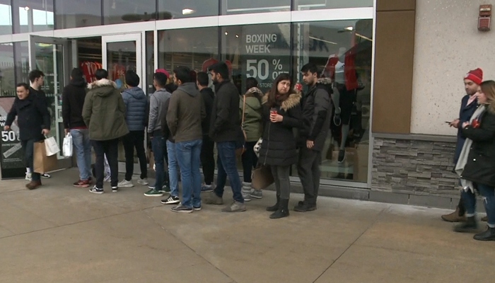 Canadians head back to the malls to score Boxing Day deals