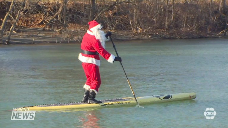 Santa makes an appearance on Niagara River to raise awareness about the homeless