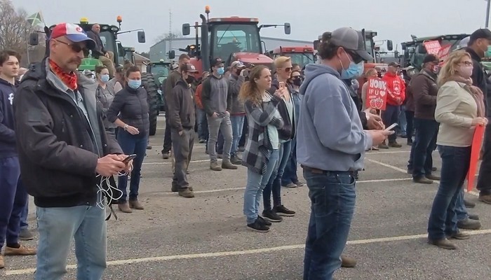 Hundreds of farmers rally to end tight COVID restrictions on migrant workers