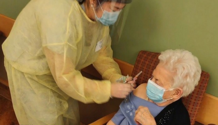 Vaccinated seniors at long-term care residents still not allowed to leave their homes