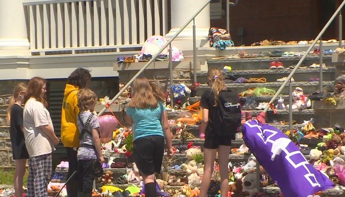 Community members pay tribute to the residential school children at the Hamilton police station