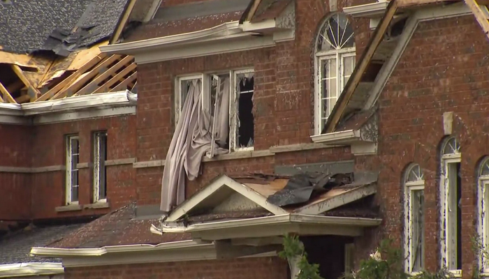 Residents deal with clean-up, power outages after tornado hits Barrie