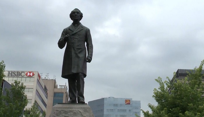 Statue of Sir John A. Macdonald is staying at Gore Park