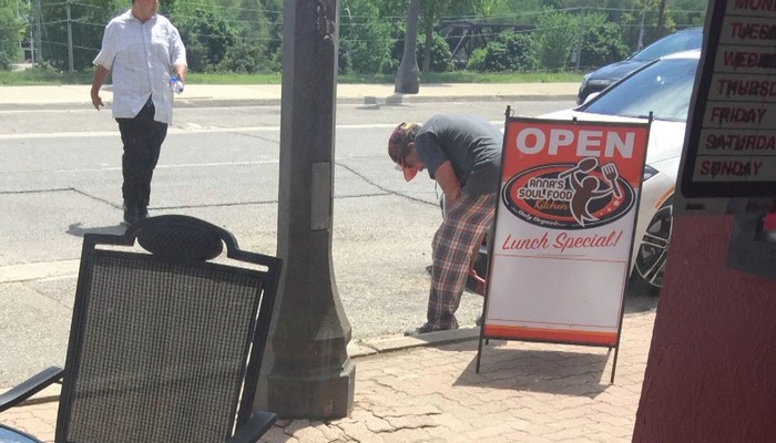 Restaurant owner’s kindness brings a homeless man to give back to his community