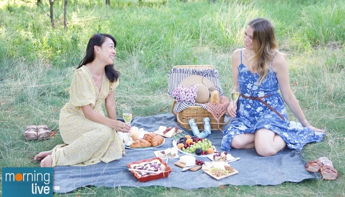 Travel-themed picnic