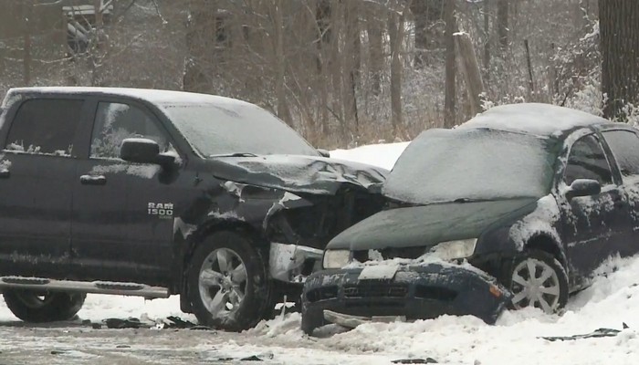 Motorists deal with messy road conditions as snow blankets Hamilton, Niagara