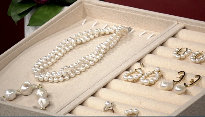 How to wear modern pearls on your wedding day