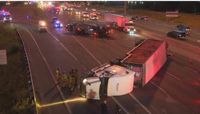 Truck rollover on 403 Westbound at Third Line blocks lanes