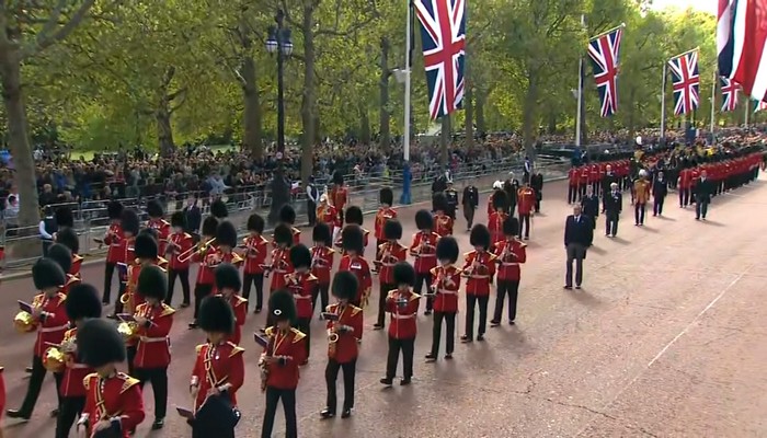 Thousands wait in line to pay respects to Queen Elizabeth II