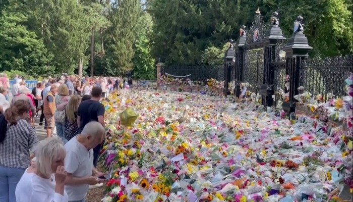 Casket of Queen Elizabeth II arrives at Buckingham Palace