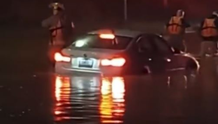 Mississauga crews continue to clear flooding due to watermain break