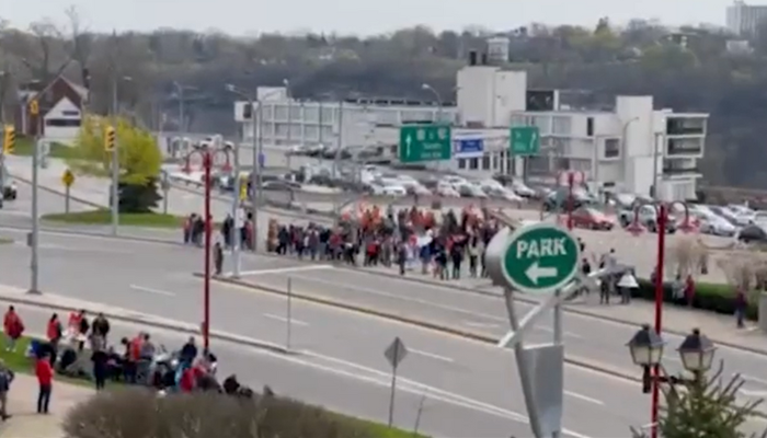 Picketers demonstrate at Rainbow Bridge as PSAC strike continues