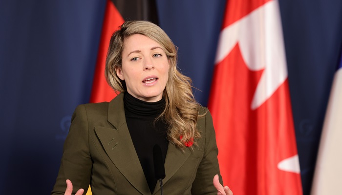 First group of Canadians has left Gaza through Egypt, Mélanie Joly says