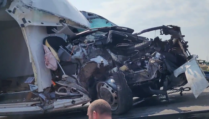 Only minor injuries after 2 trucks collide on Highway 401 in Milton