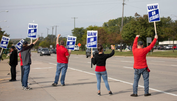 Local car dealerships prepare for blowback from UAW strike in U.S.