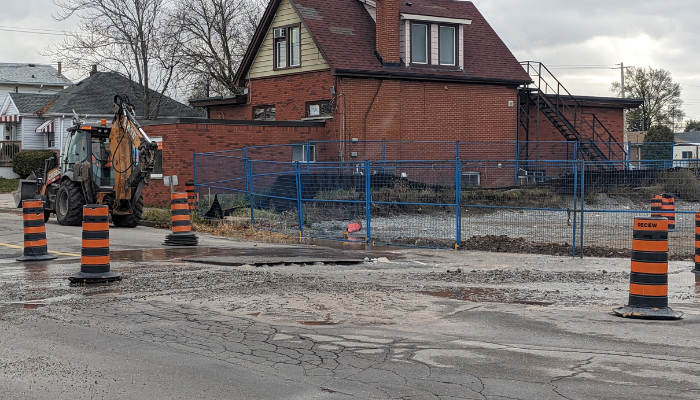 Hamilton Water crews work to repair water main break near Queenston Traffic Circle